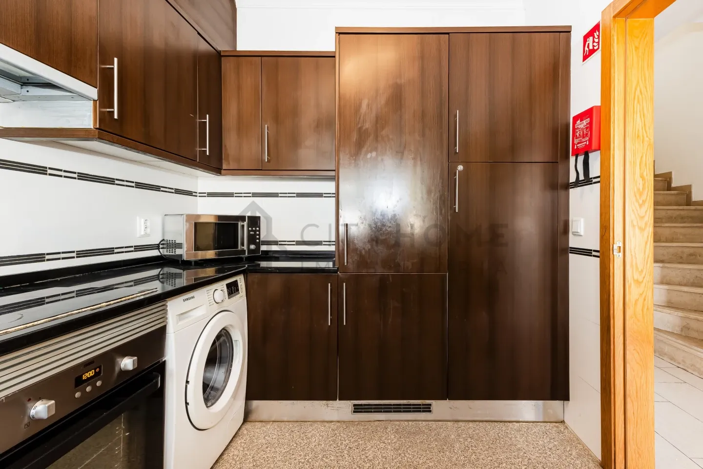 Expansive Albufeira Townhouse with Pool and Scenic Terraces - View image 10 of 31