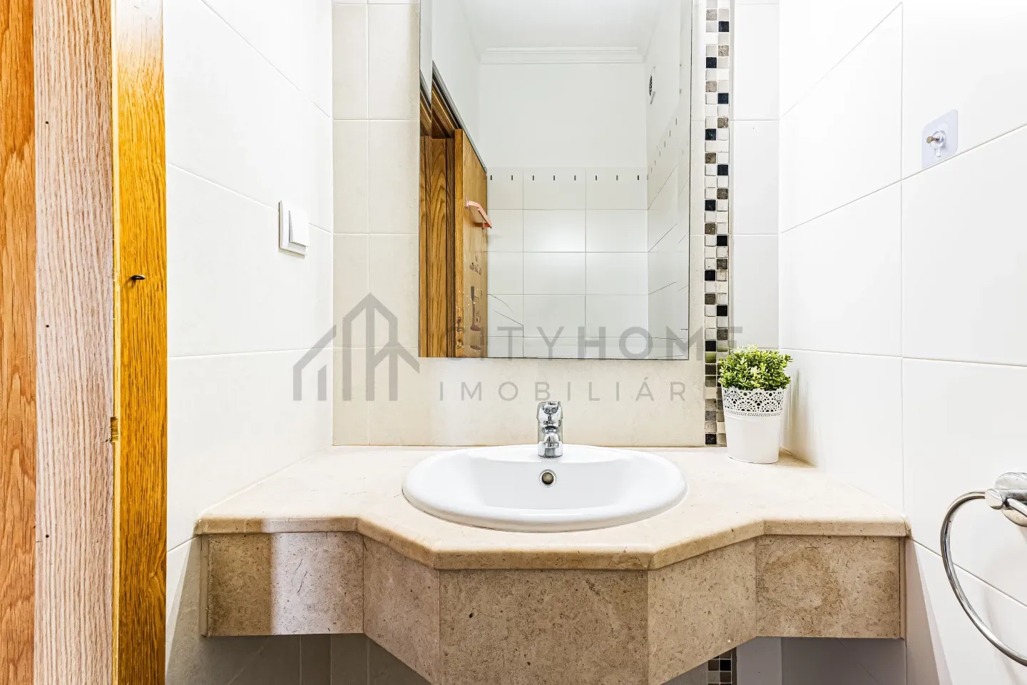 Expansive Albufeira Townhouse with Pool and Scenic Terraces - View image 17 of 31