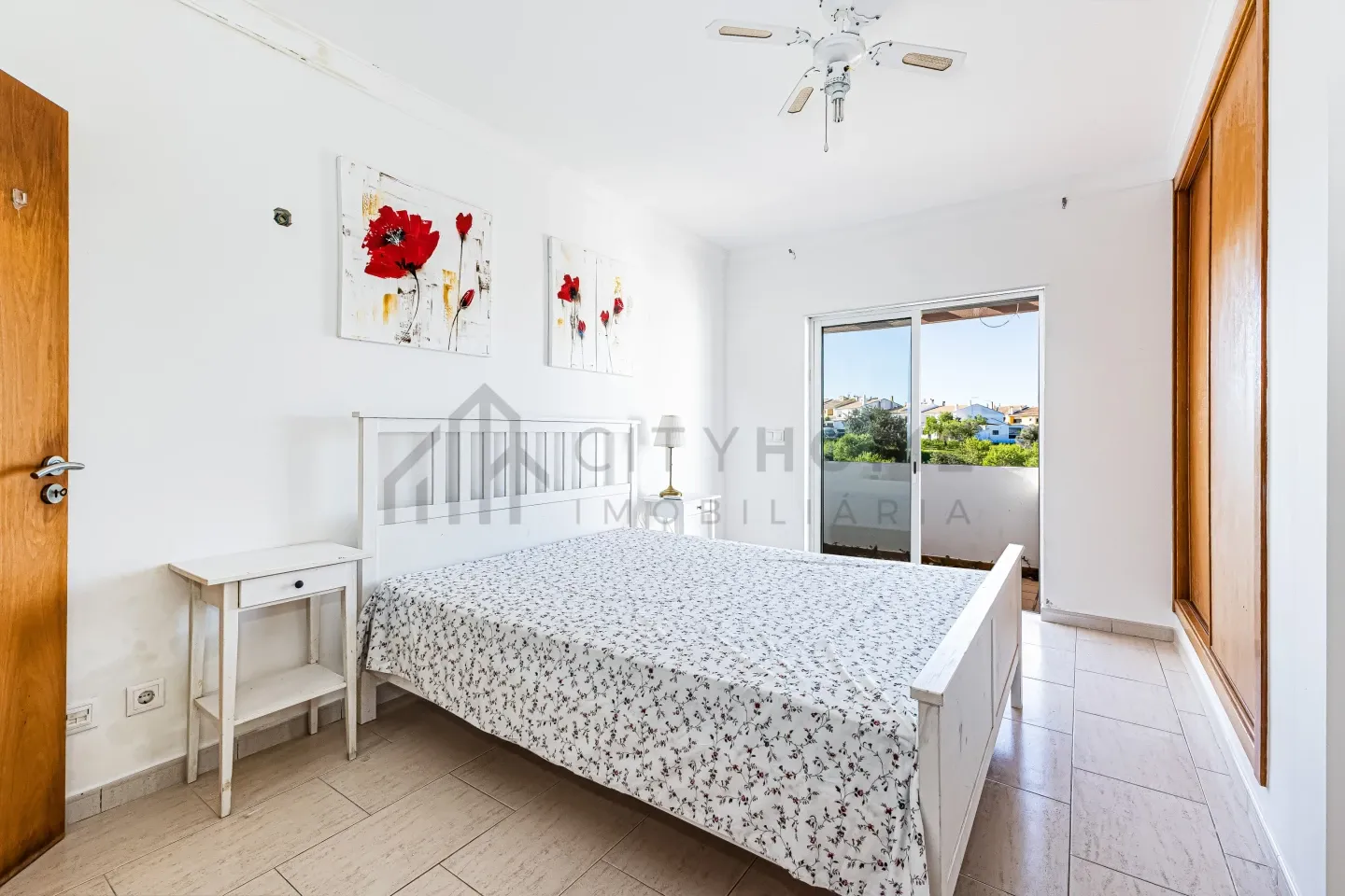 Expansive Albufeira Townhouse with Pool and Scenic Terraces - View image 18 of 31