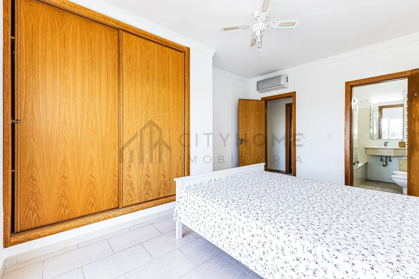 Expansive Albufeira Townhouse with Pool and Scenic Terraces - View image 19 of 31