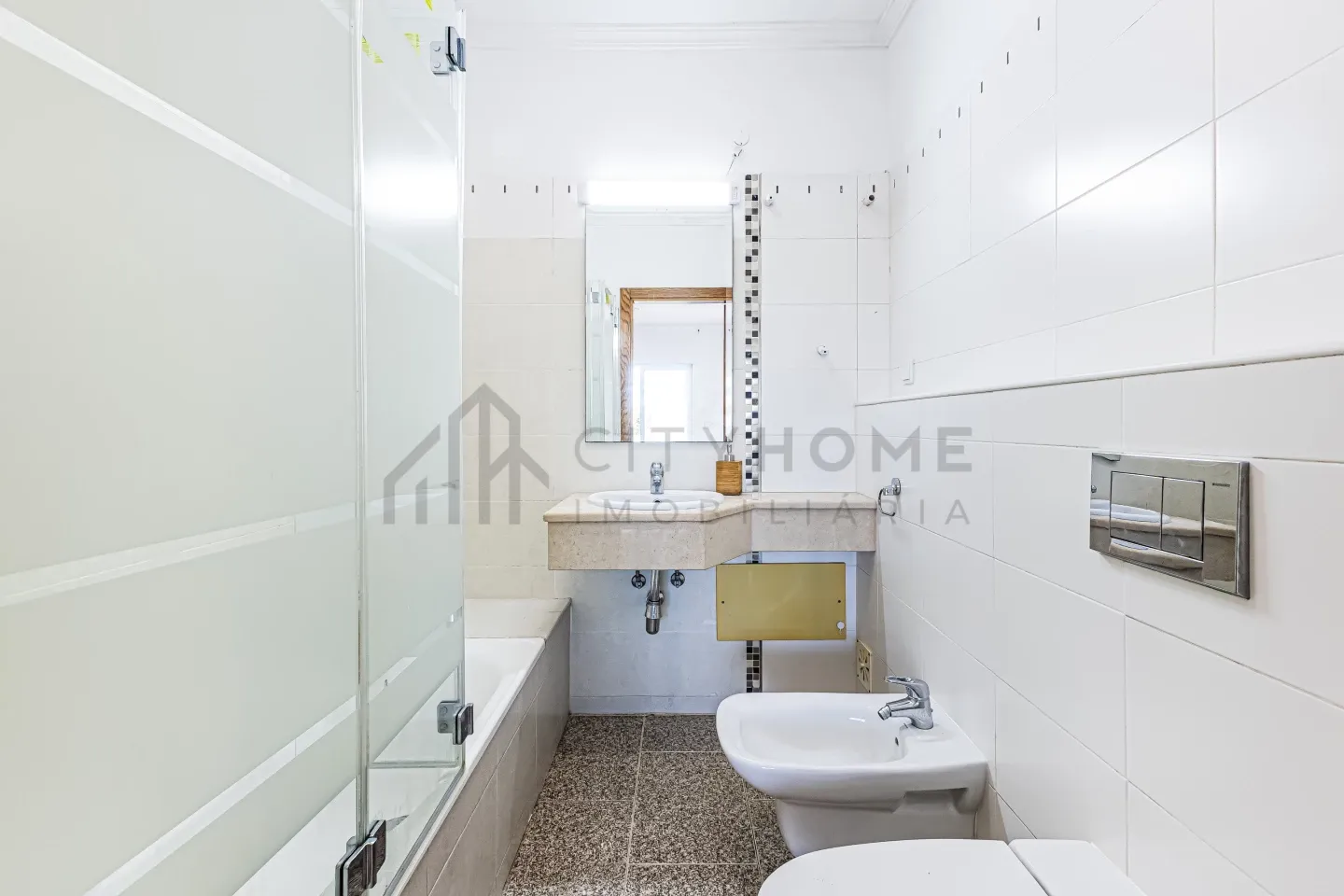 Expansive Albufeira Townhouse with Pool and Scenic Terraces - View image 20 of 31