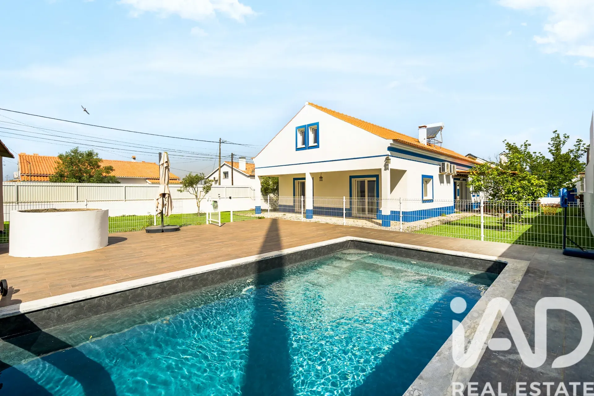 Contemporary 4-Bedroom House with Pool in Azeitão, Ideal for Modern Living - Image 1