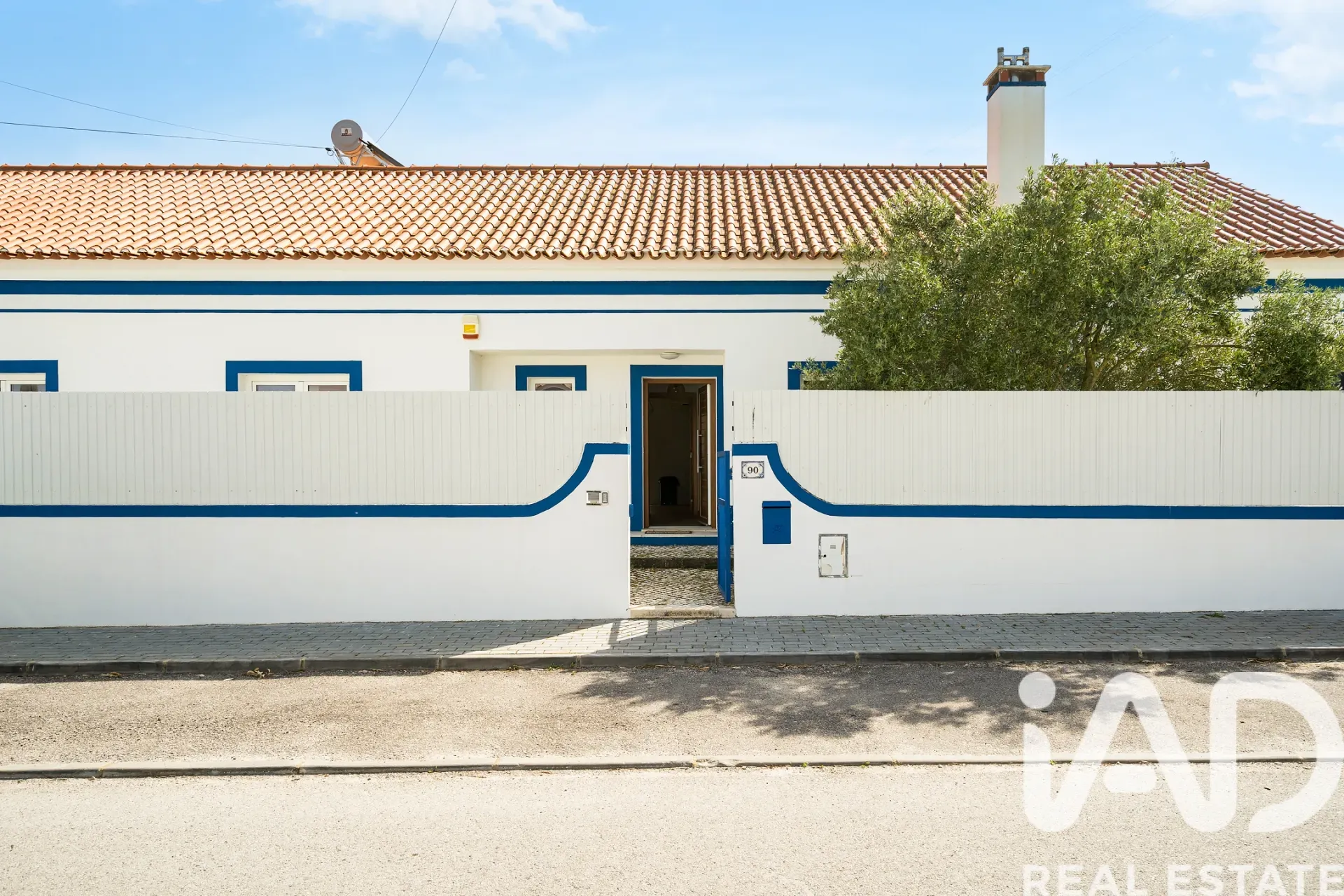 Contemporary 4-Bedroom House with Pool in Azeitão, Ideal for Modern Living - Image 2