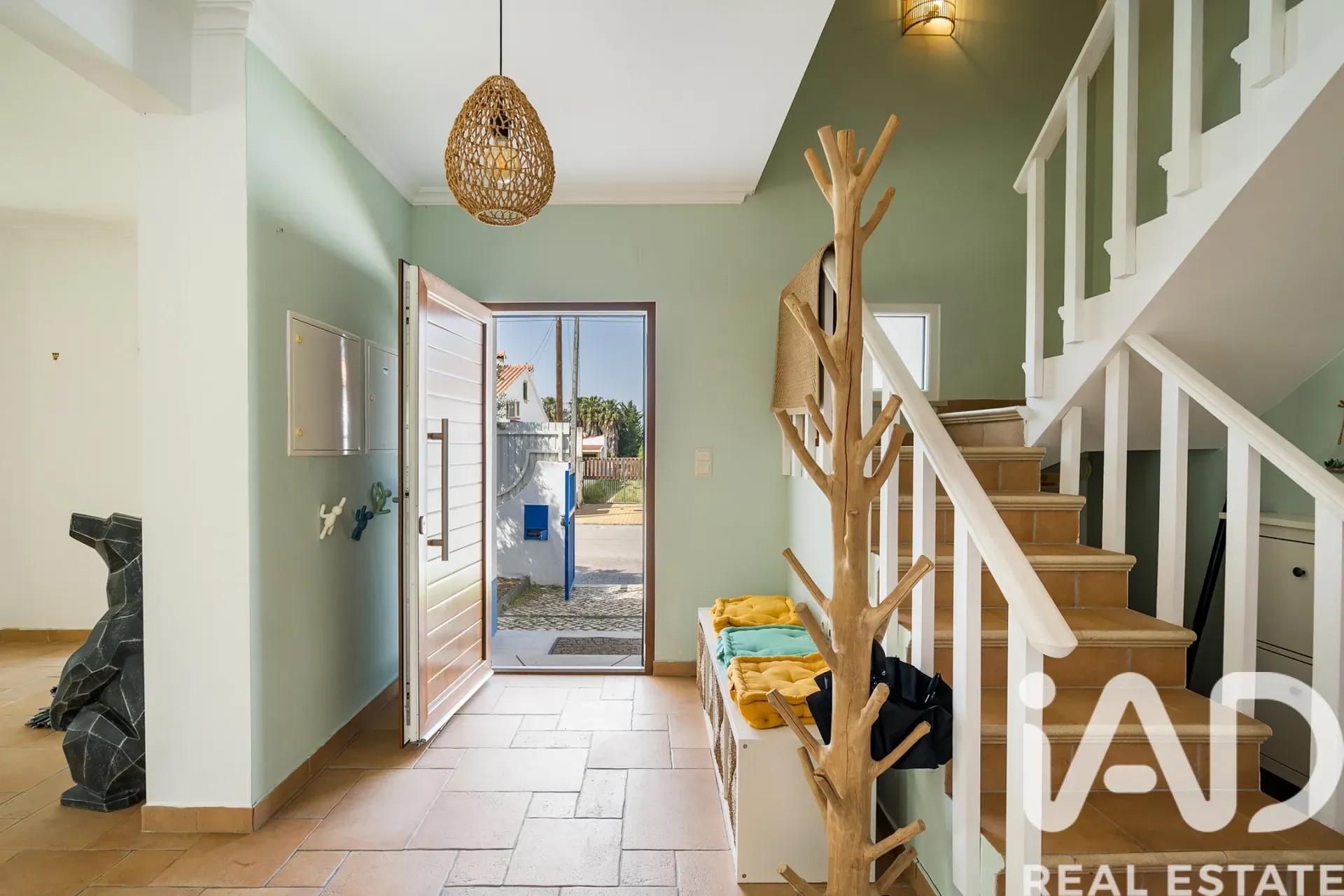 Contemporary 4-Bedroom House with Pool in Azeitão, Ideal for Modern Living - Image 3