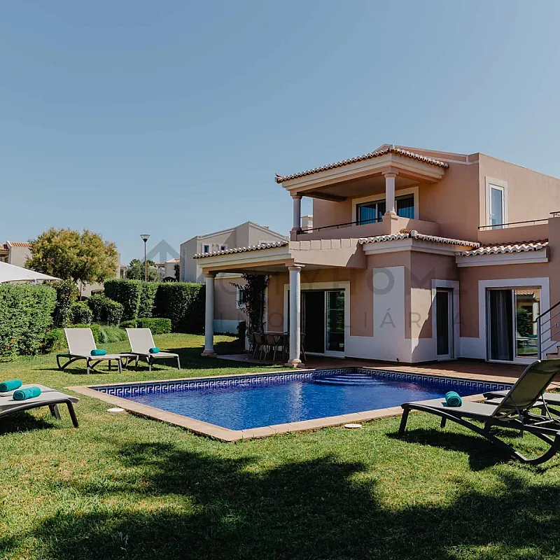 Elegant 3-Bedroom Villa with Pool and Garden in Vale da Lapa, Lagoa
