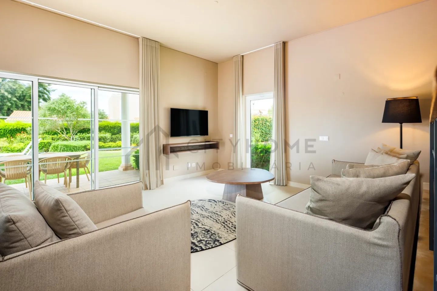 Elegant 3-Bedroom Villa with Pool and Garden in Vale da Lapa, Lagoa - Image 3