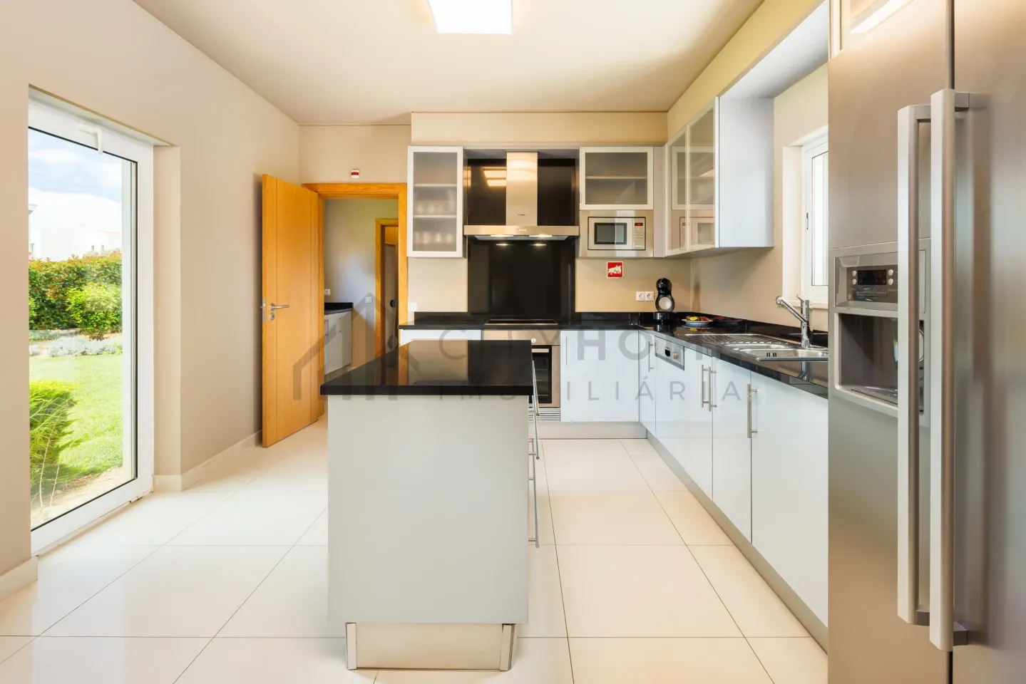 Elegant 3-Bedroom Villa with Pool and Garden in Vale da Lapa, Lagoa - View image 9 of 32