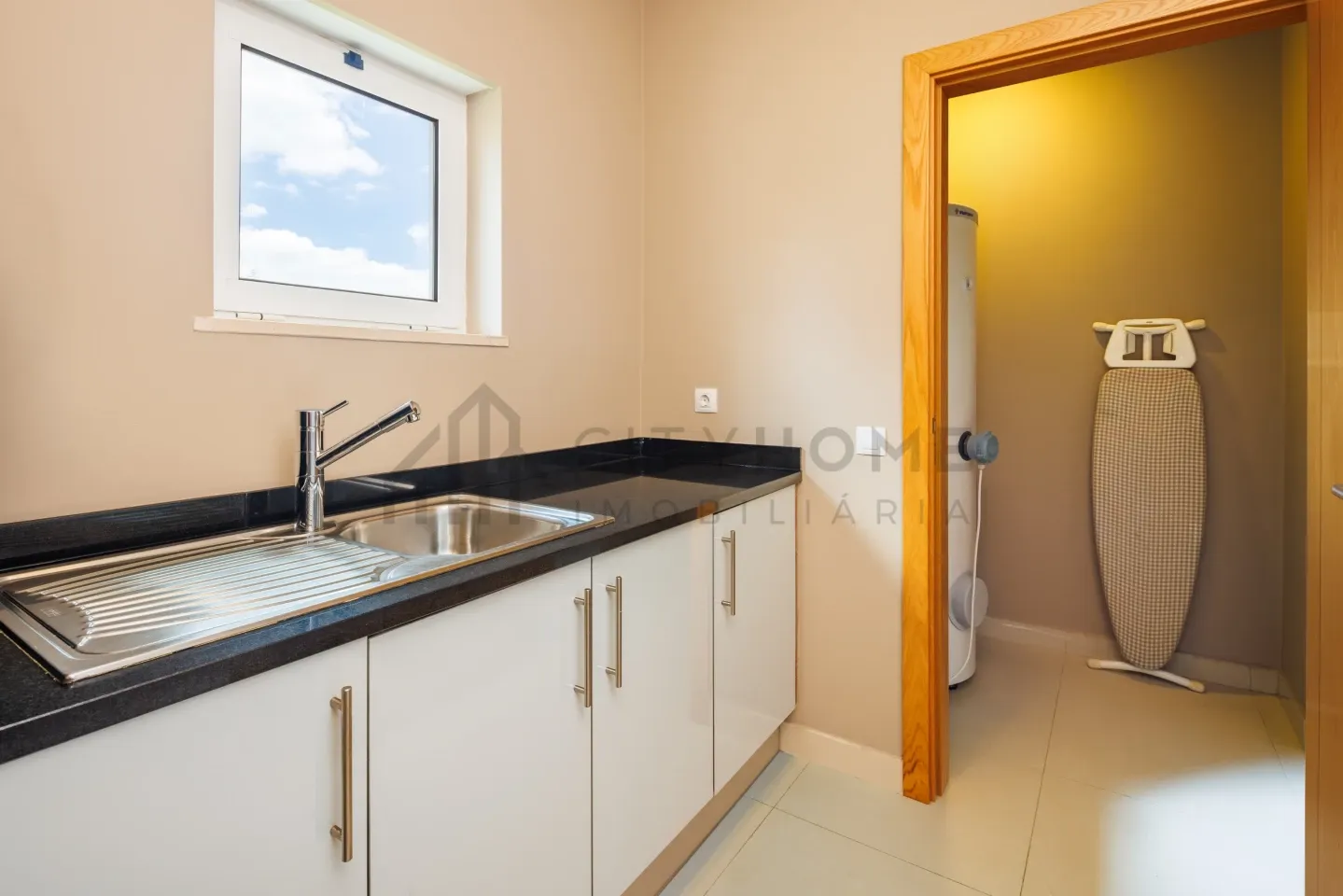 Elegant 3-Bedroom Villa with Pool and Garden in Vale da Lapa, Lagoa - View image 12 of 32