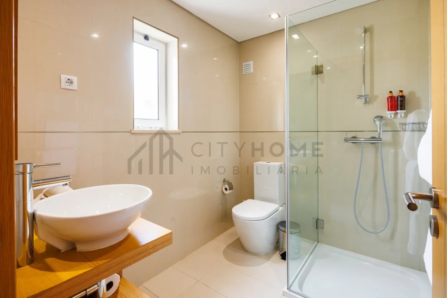 Elegant 3-Bedroom Villa with Pool and Garden in Vale da Lapa, Lagoa - View image 19 of 32