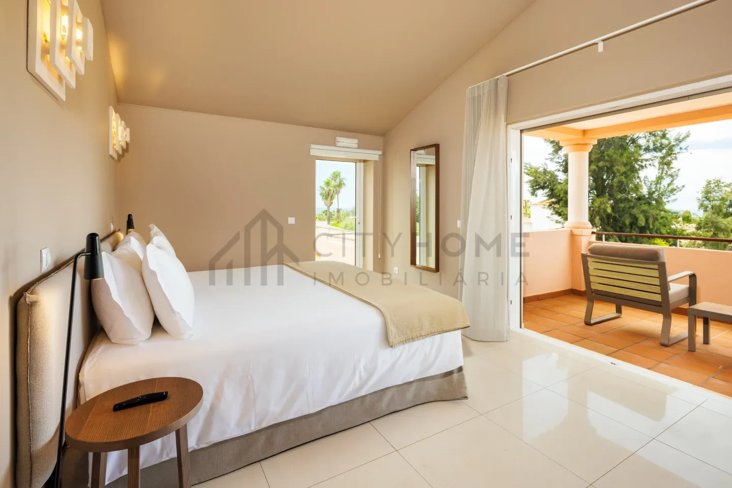 Elegant 3-Bedroom Villa with Pool and Garden in Vale da Lapa, Lagoa - View image 20 of 32