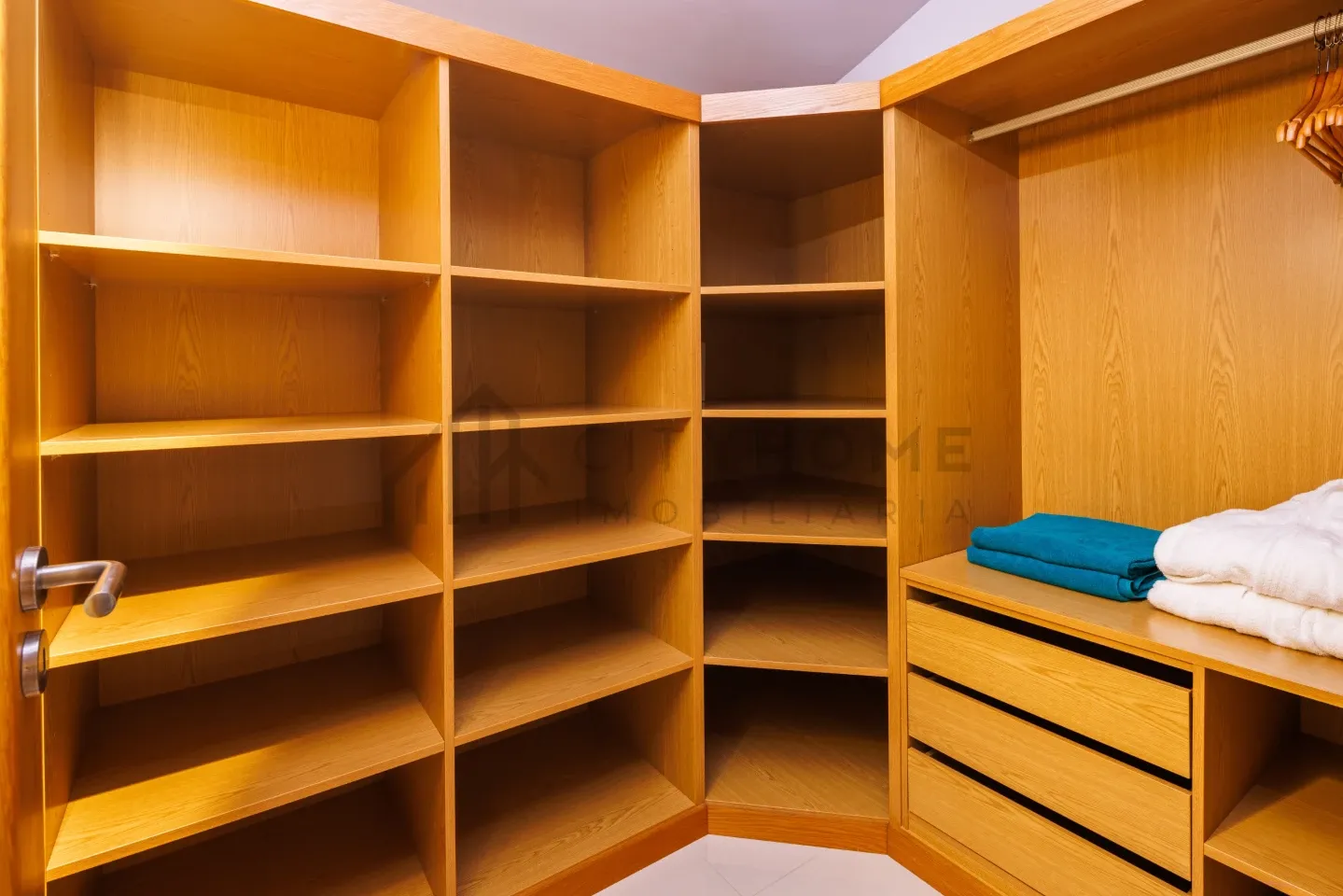 Elegant 3-Bedroom Villa with Pool and Garden in Vale da Lapa, Lagoa - View image 23 of 32