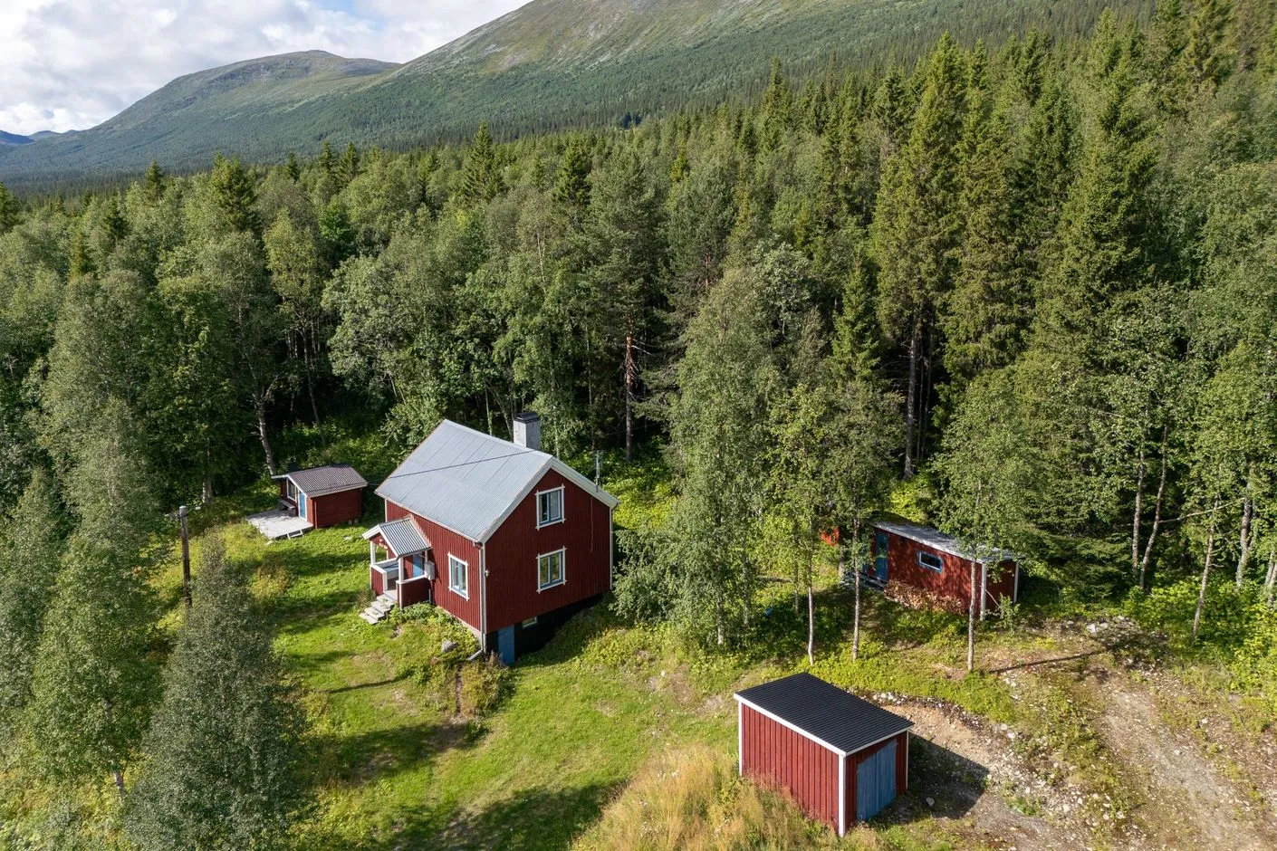 1940s Swedish House with Expansive Grounds and Wood Heating in Matsdal - Image 1