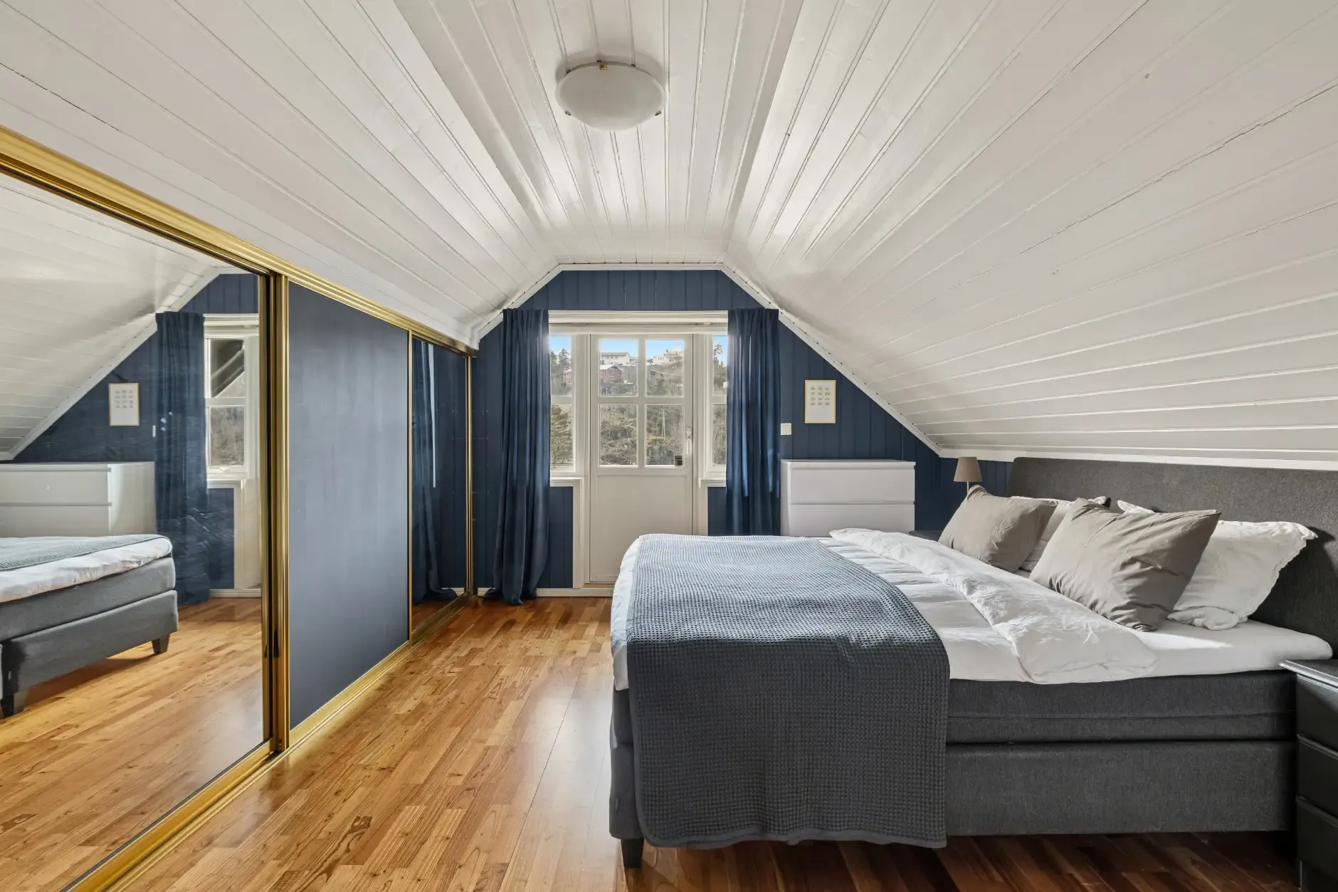 Contemporary Waterfront House in Justvik with Private Shoreline and Garden - View image 19 of 41