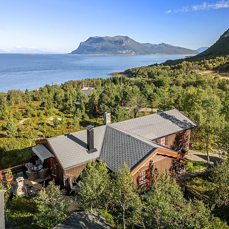 1980s Norwegian House with Terrace and Boat Access in Tovik