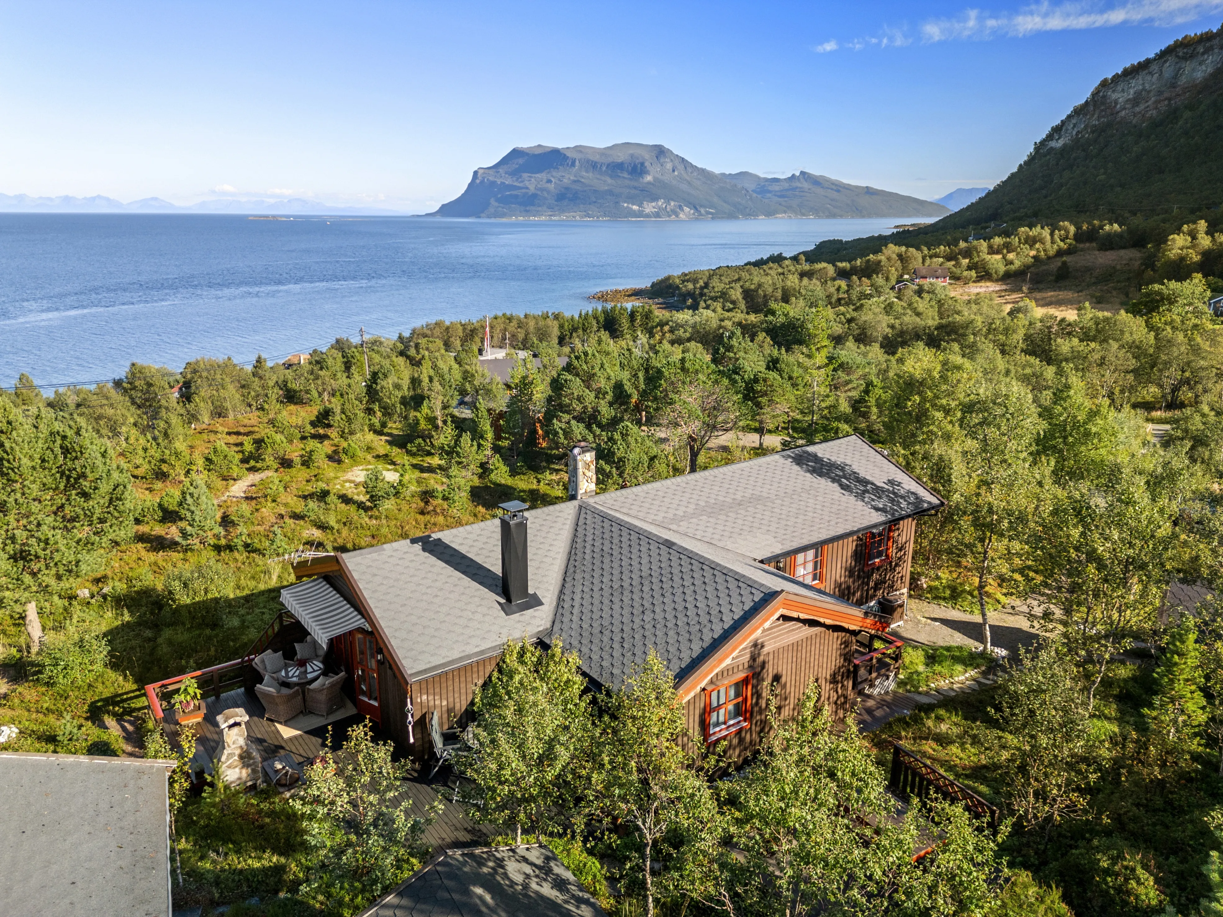 1980s Norwegian House with Terrace and Boat Access in Tovik - Image 1