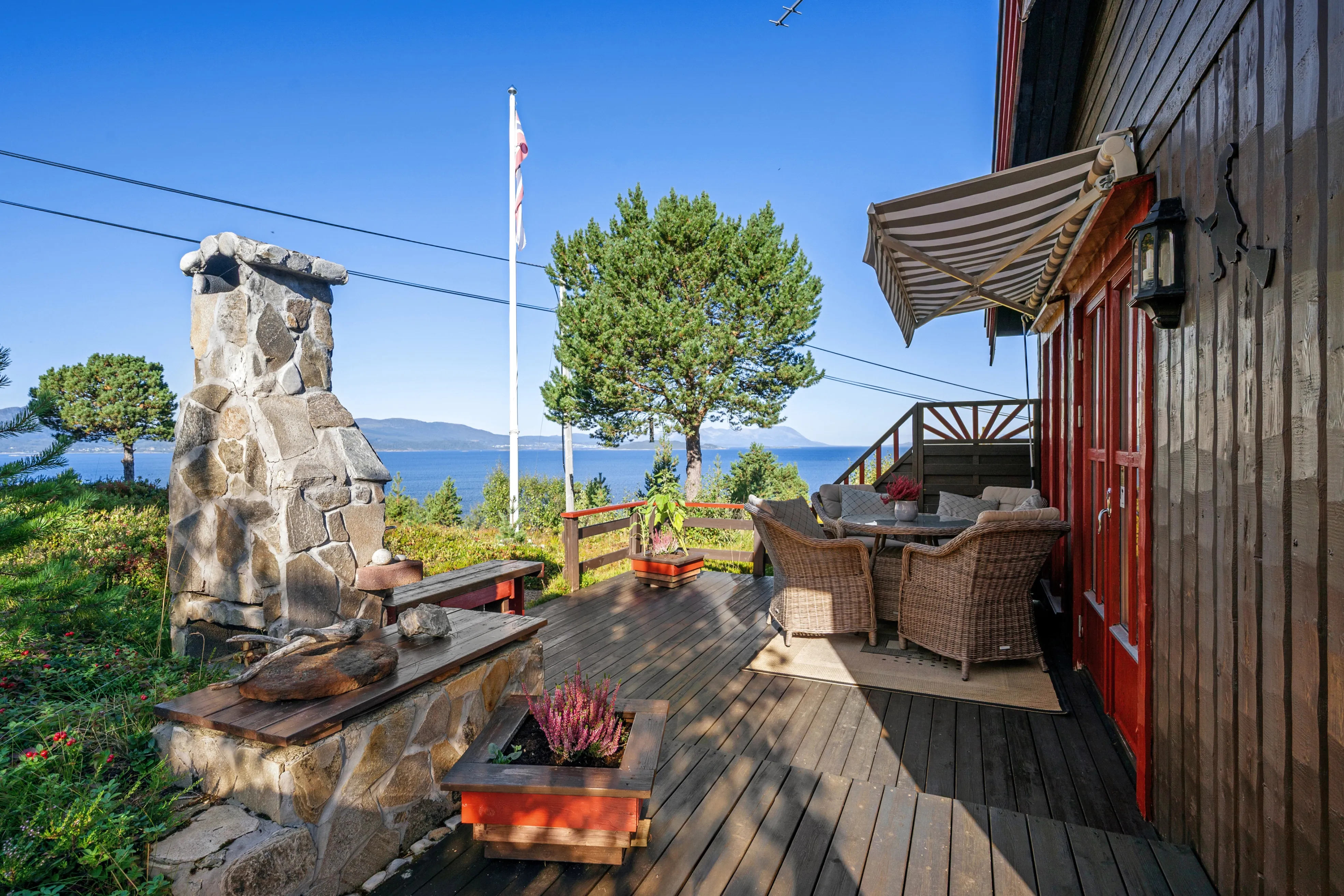 1980s Norwegian House with Terrace and Boat Access in Tovik - Image 2
