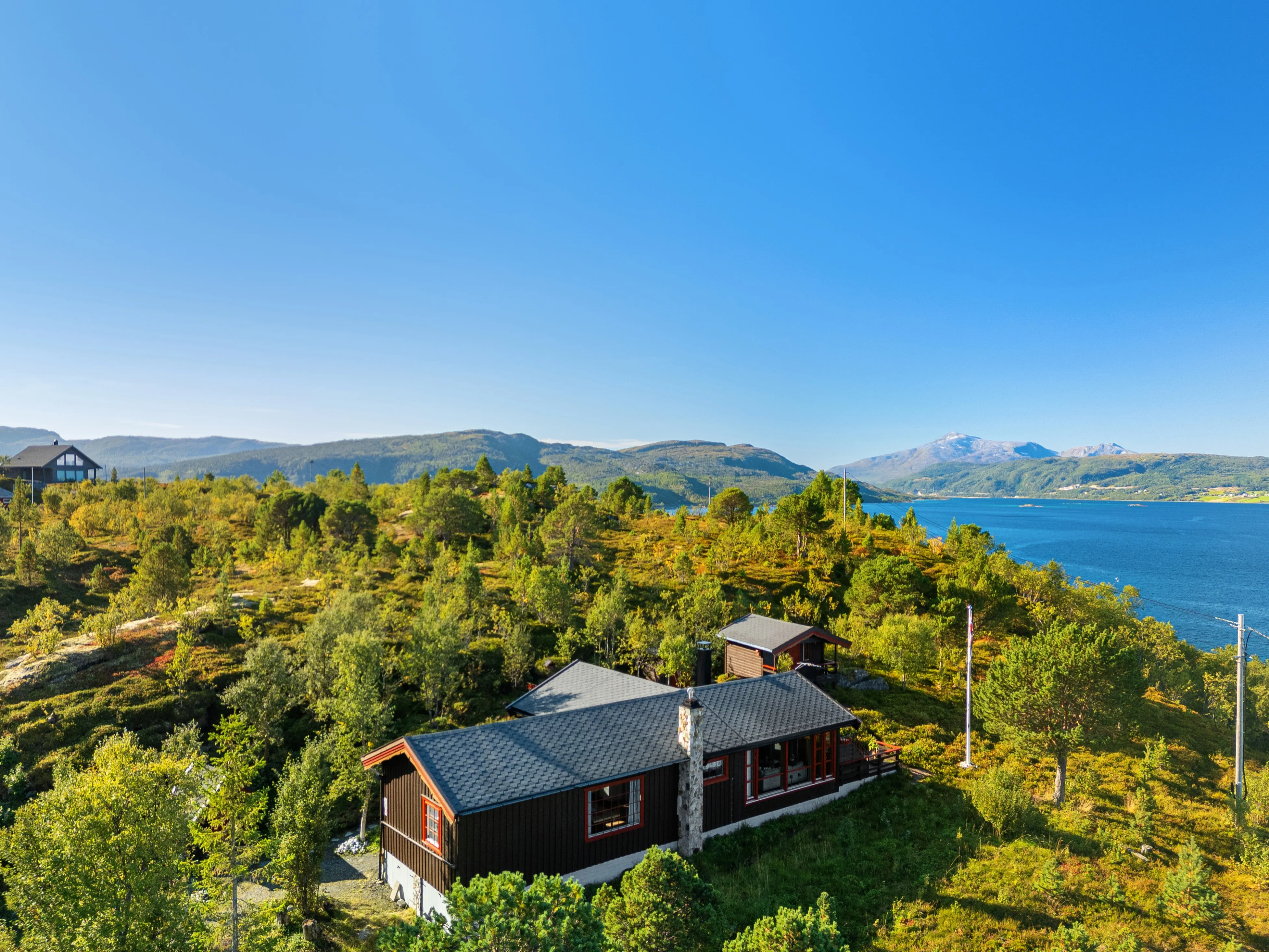 1980s Norwegian House with Terrace and Boat Access in Tovik - Image 3