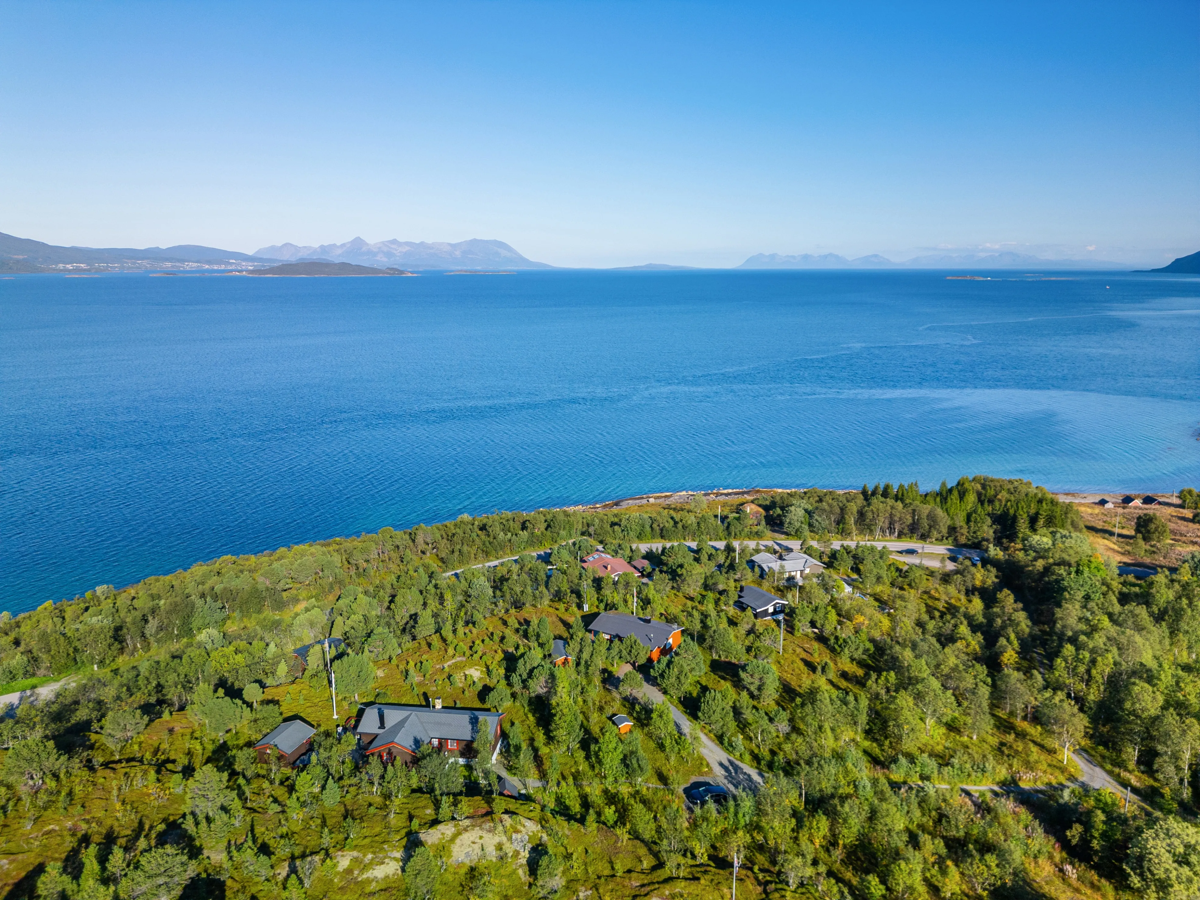 1980s Norwegian House with Terrace and Boat Access in Tovik - Image 4
