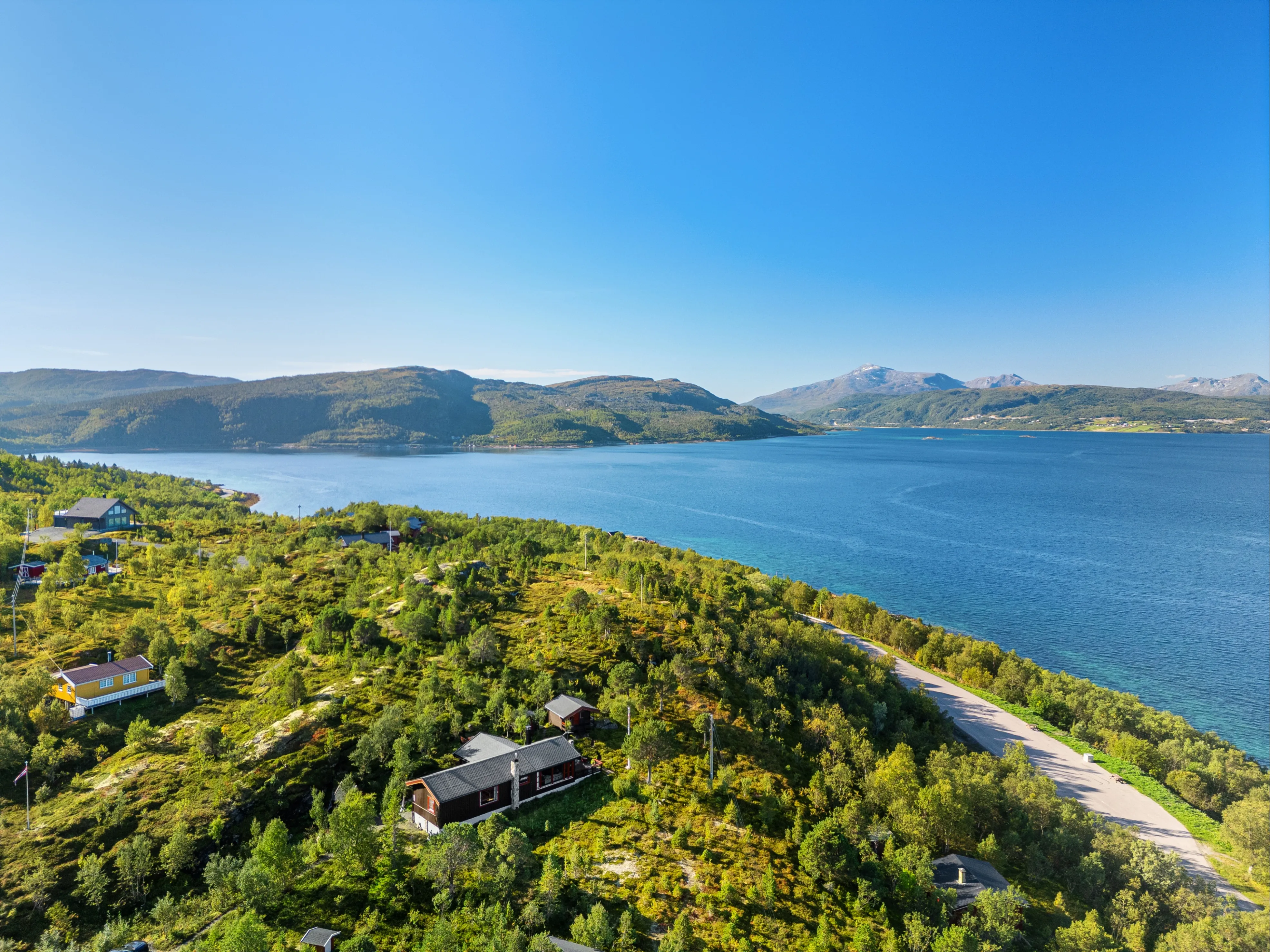 1980s Norwegian House with Terrace and Boat Access in Tovik - Image 5
