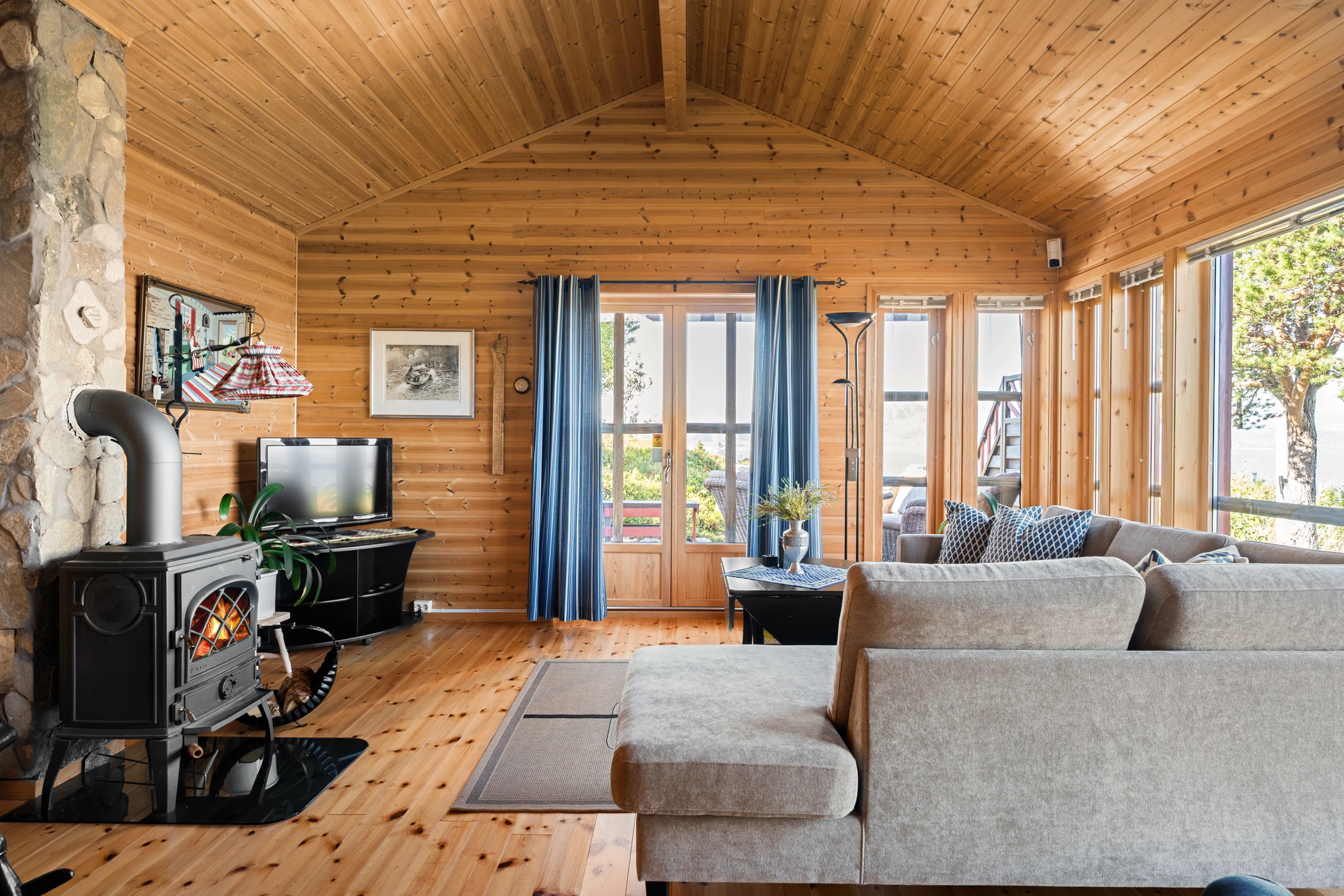 1980s Norwegian House with Terrace and Boat Access in Tovik - View image 7 of 51