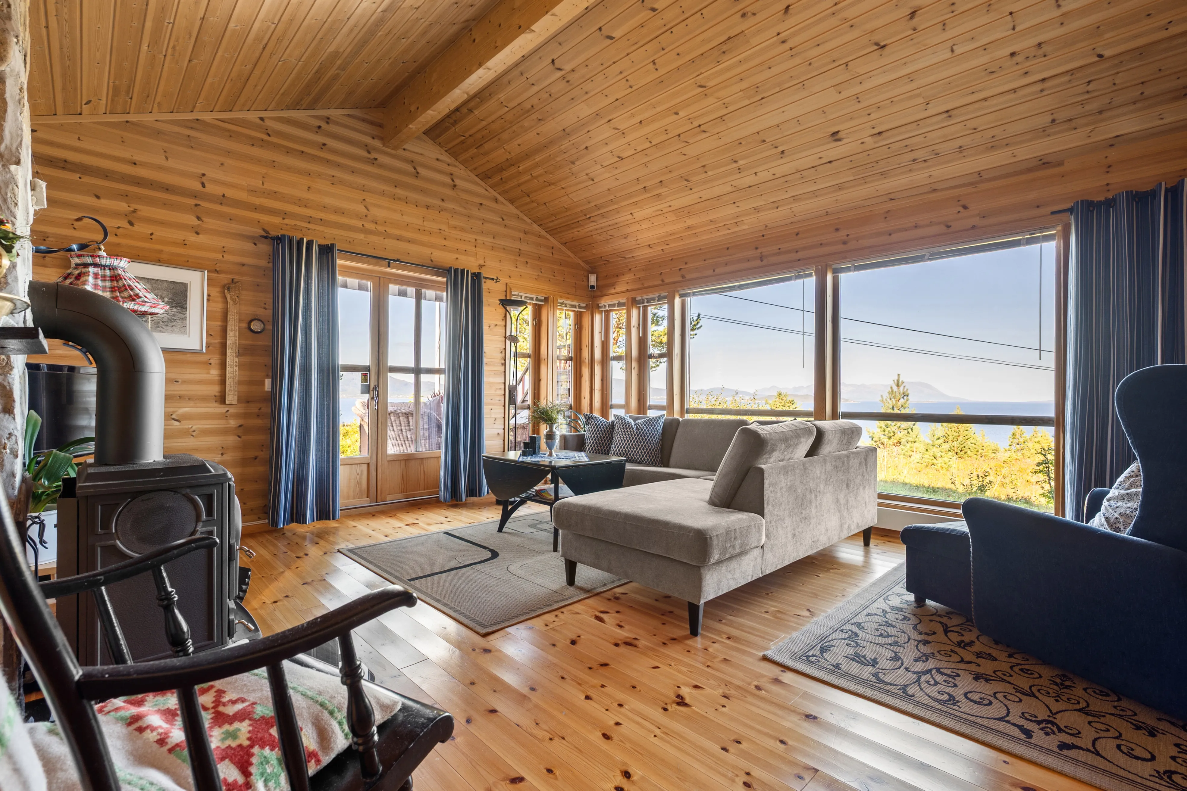 1980s Norwegian House with Terrace and Boat Access in Tovik - View image 8 of 51