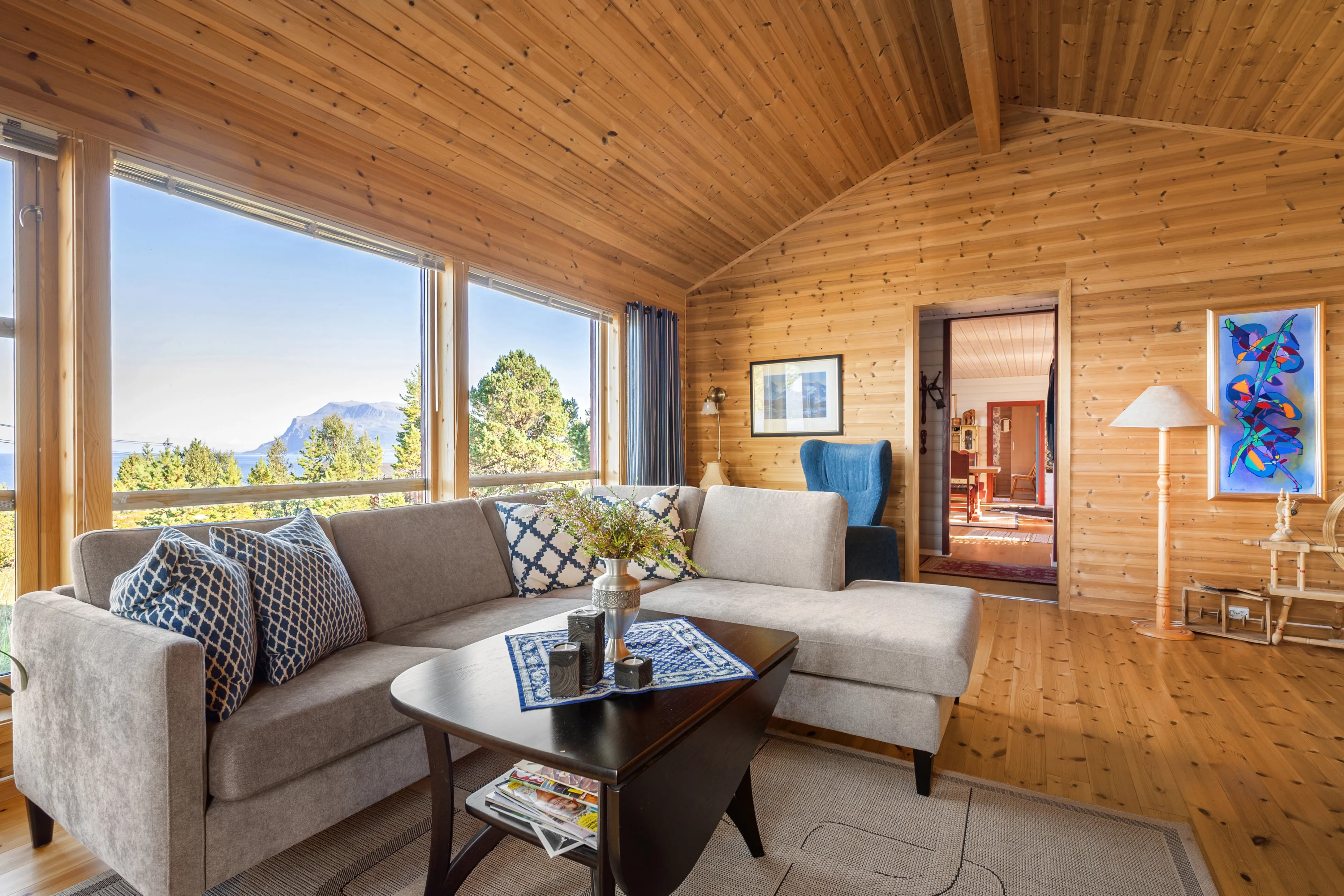 1980s Norwegian House with Terrace and Boat Access in Tovik - View image 11 of 51