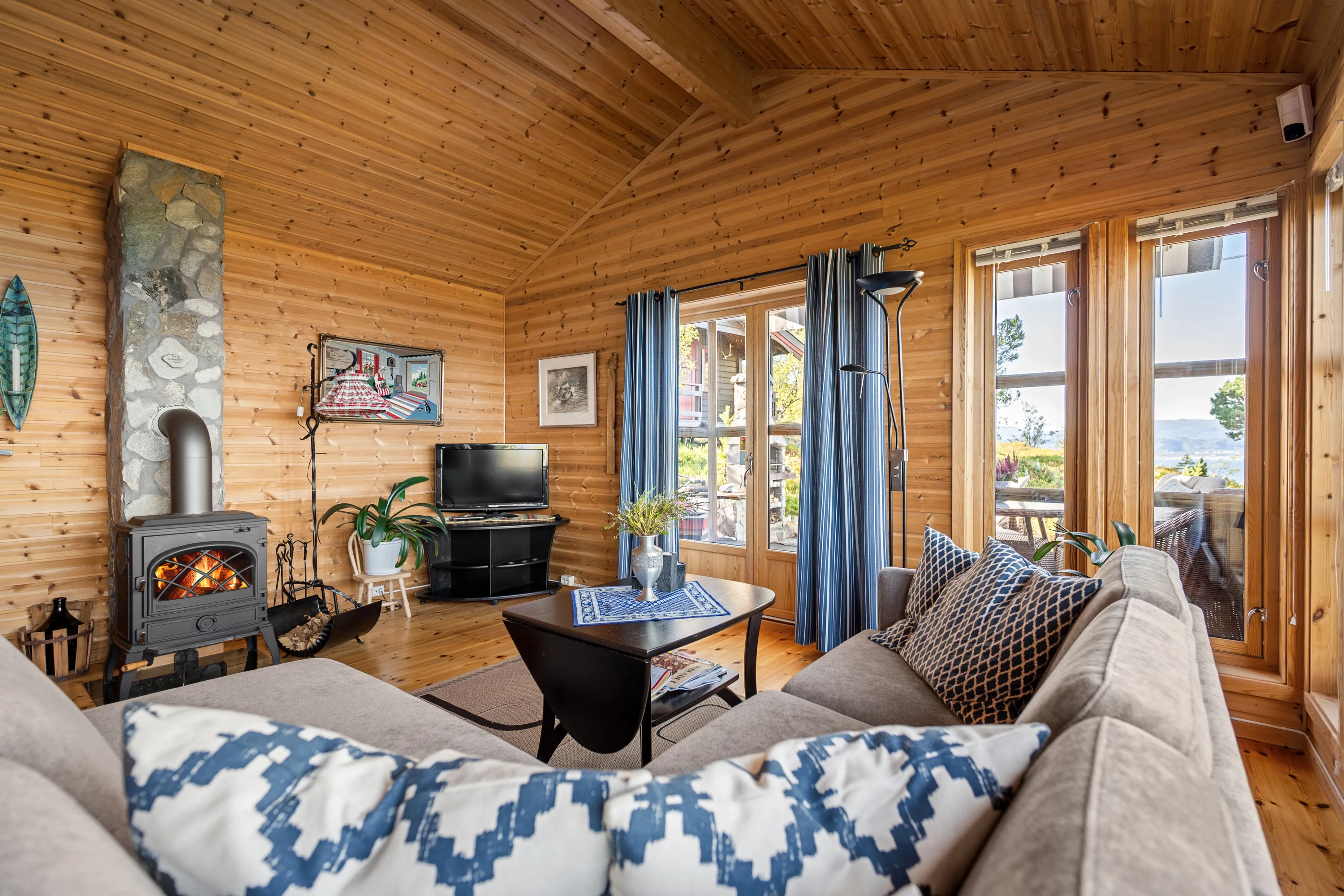 1980s Norwegian House with Terrace and Boat Access in Tovik - View image 12 of 51