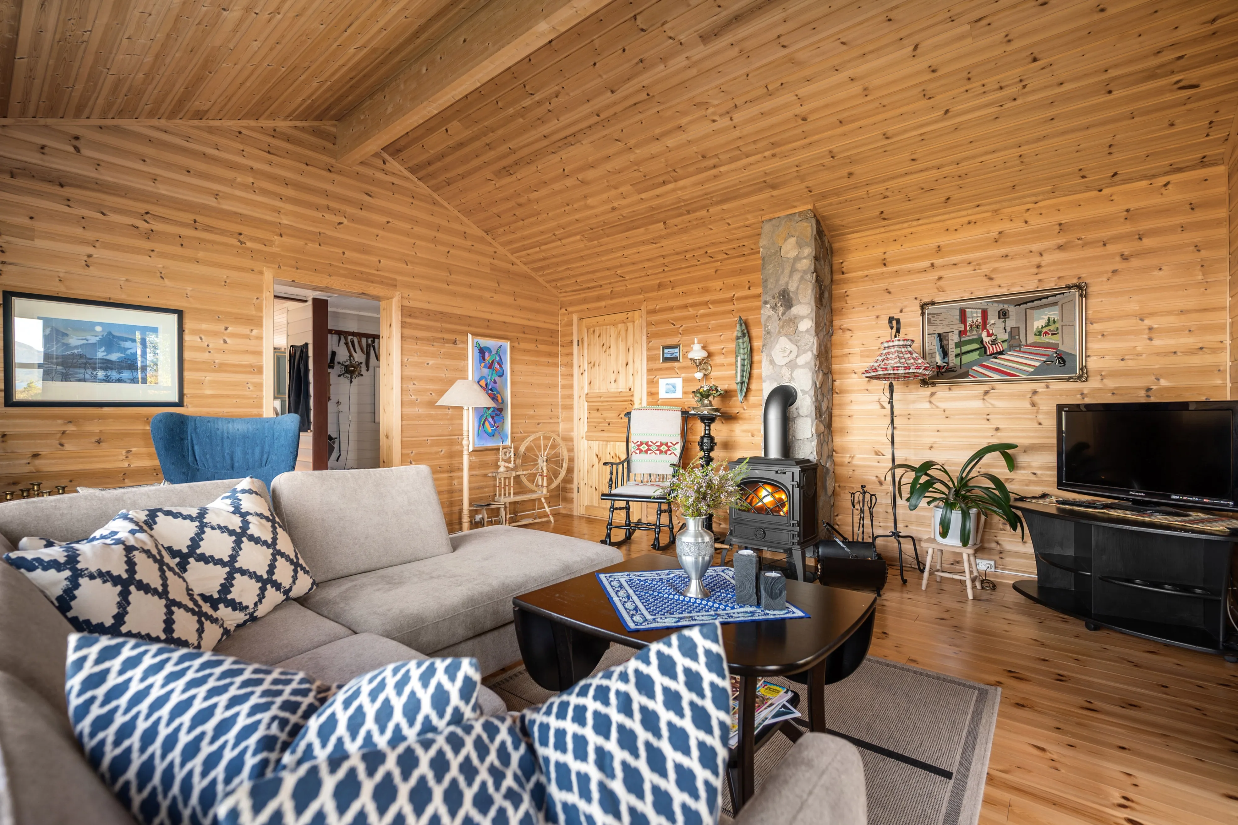 1980s Norwegian House with Terrace and Boat Access in Tovik - View image 14 of 51