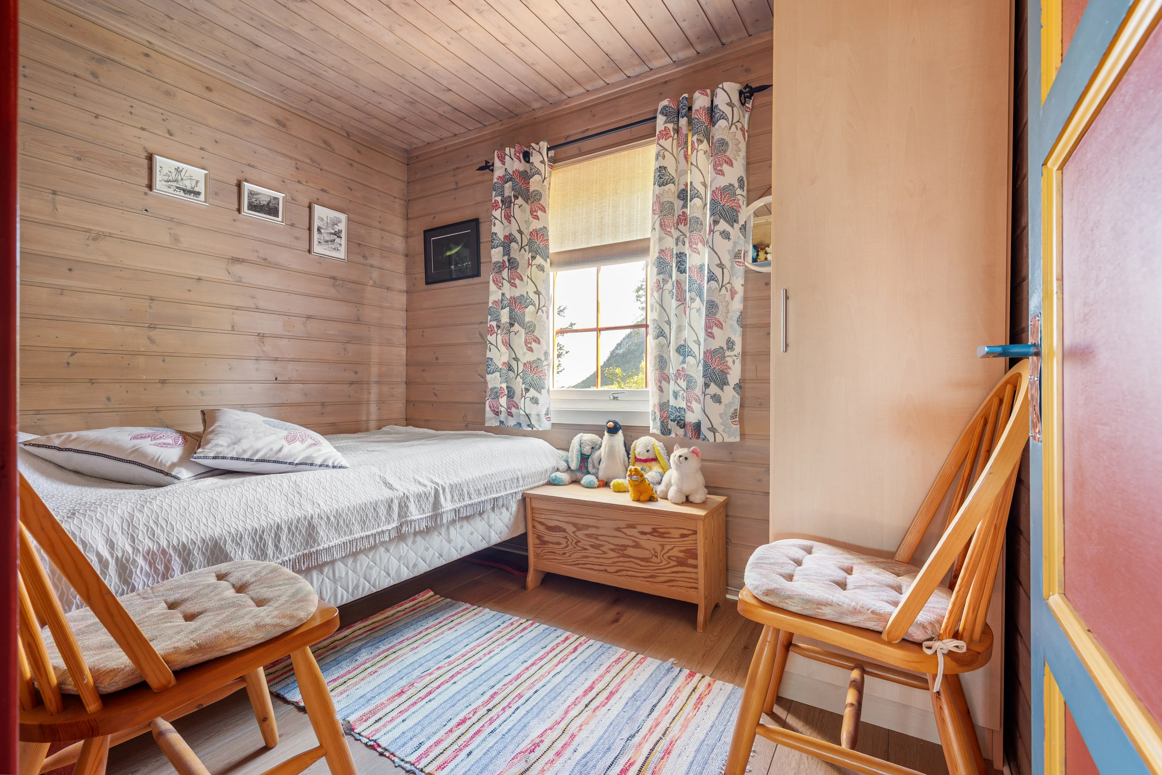 1980s Norwegian House with Terrace and Boat Access in Tovik - View image 22 of 51