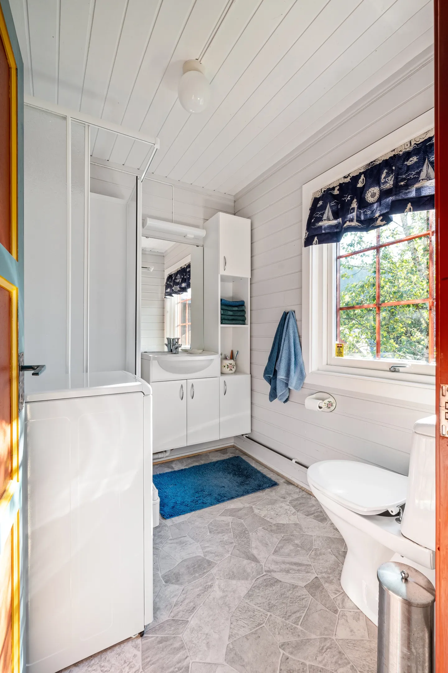 1980s Norwegian House with Terrace and Boat Access in Tovik - View image 24 of 51