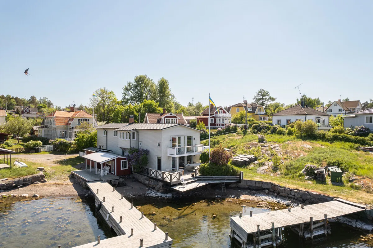 Early 1900s Seaside House with Garden and Balcony in Yxlan, Sweden - Image 1