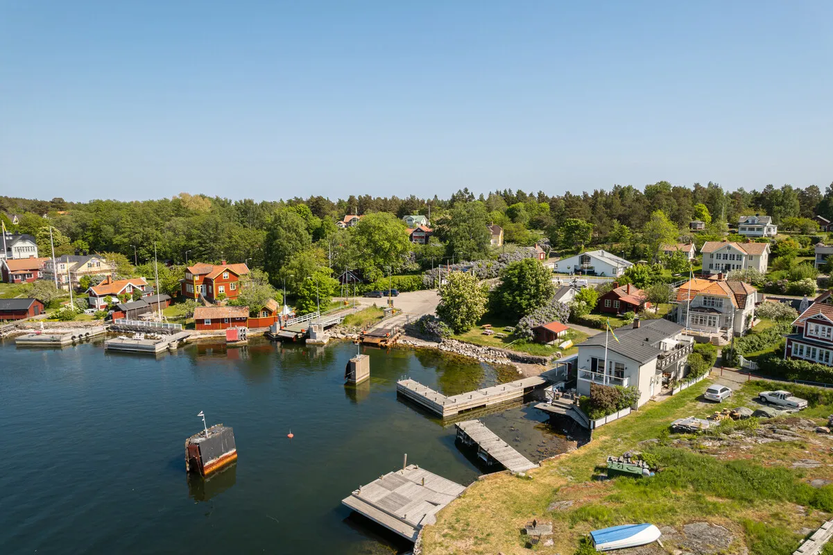 Early 1900s Seaside House with Garden and Balcony in Yxlan, Sweden - Image 2