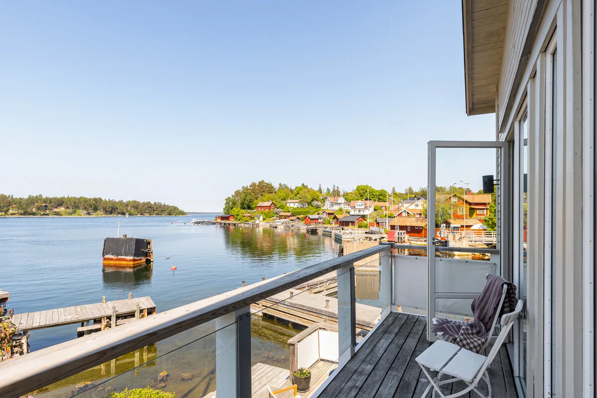 Early 1900s Seaside House with Garden and Balcony in Yxlan, Sweden - Image 3