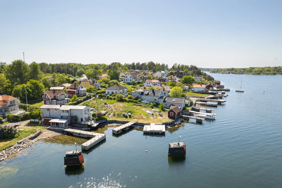 Early 1900s Seaside House with Garden and Balcony in Yxlan, Sweden - Image 4