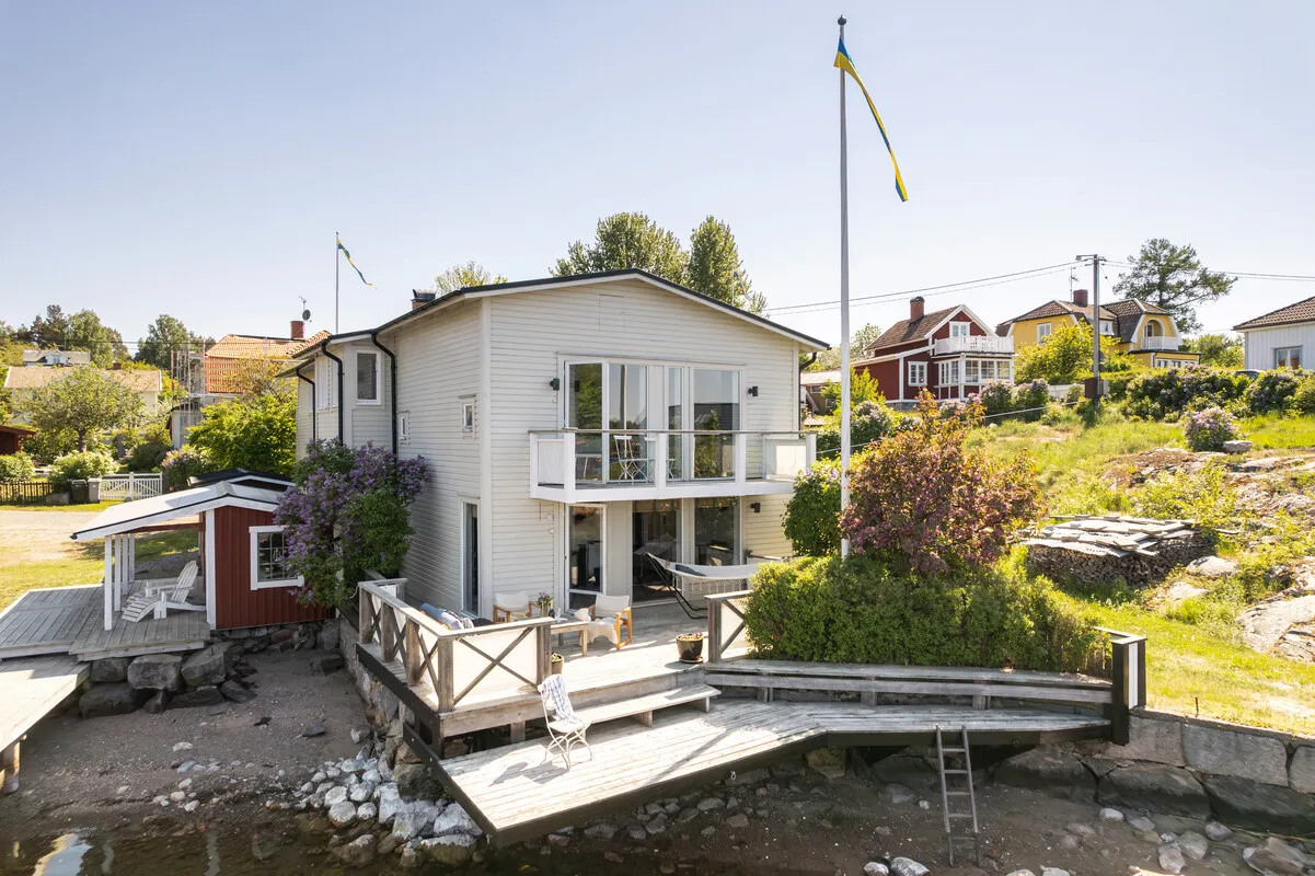 Early 1900s Seaside House with Garden and Balcony in Yxlan, Sweden - Image 5