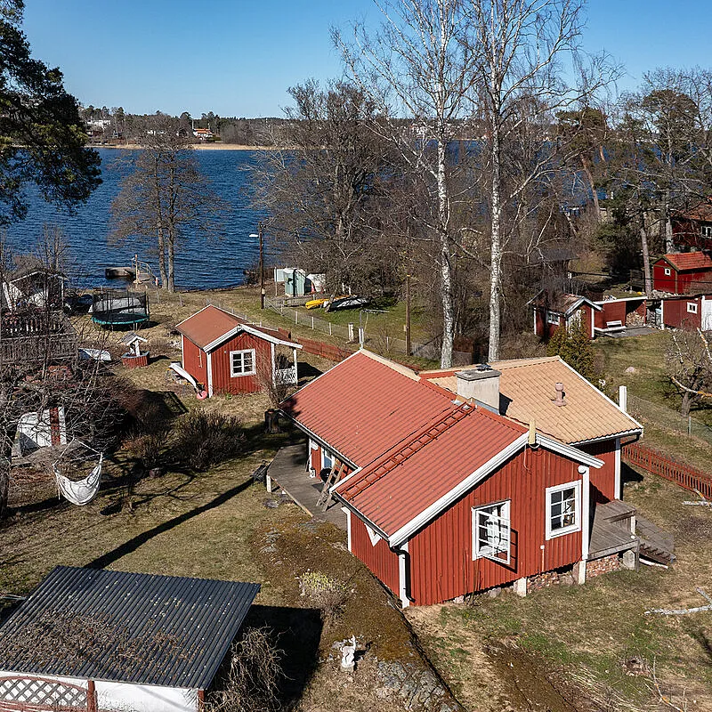 1930s Swedish Country House with Lakeside Views and Expansive Garden