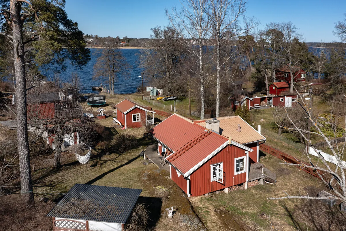 1930s Swedish Country House with Lakeside Views and Expansive Garden - Image 1