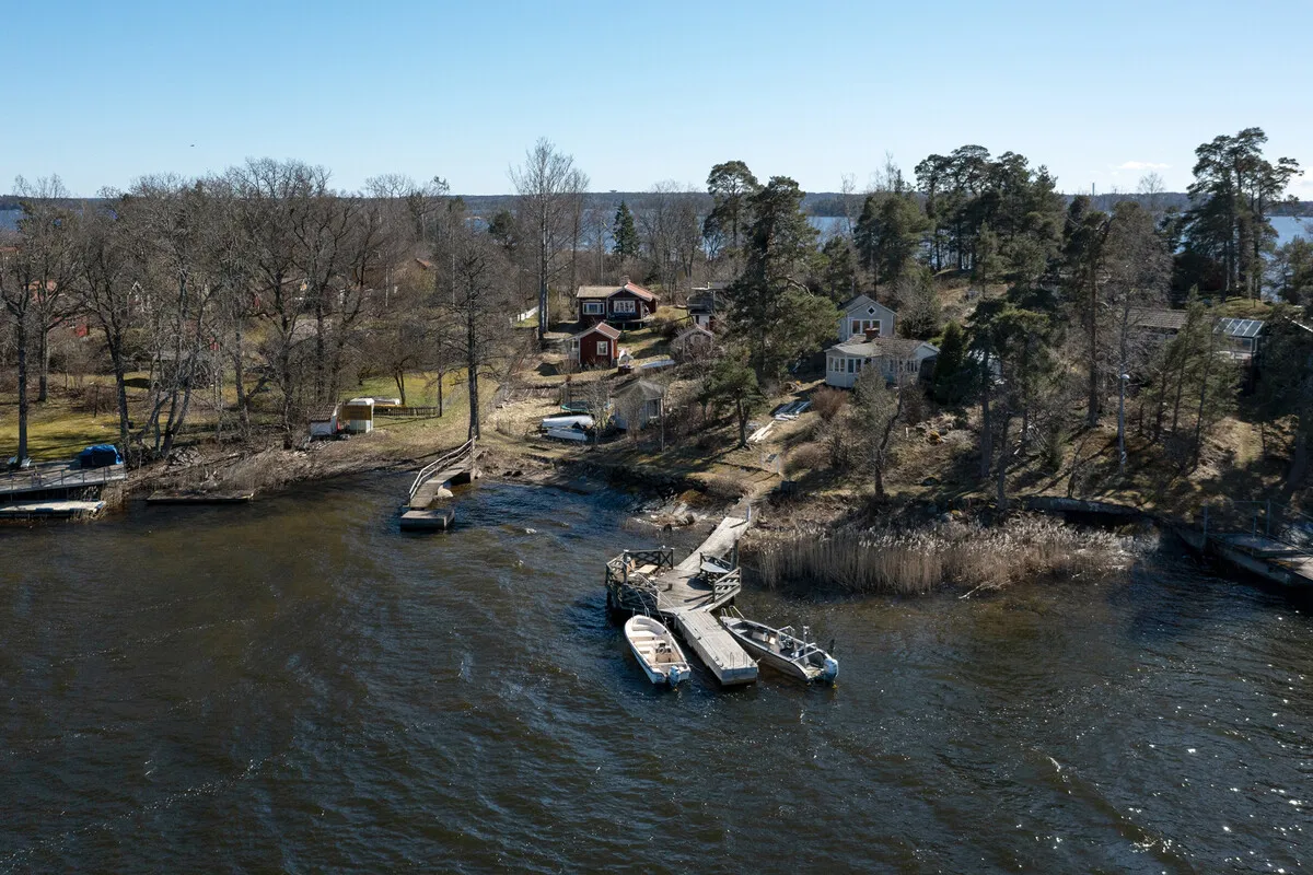 1930s Swedish Country House with Lakeside Views and Expansive Garden - Image 2