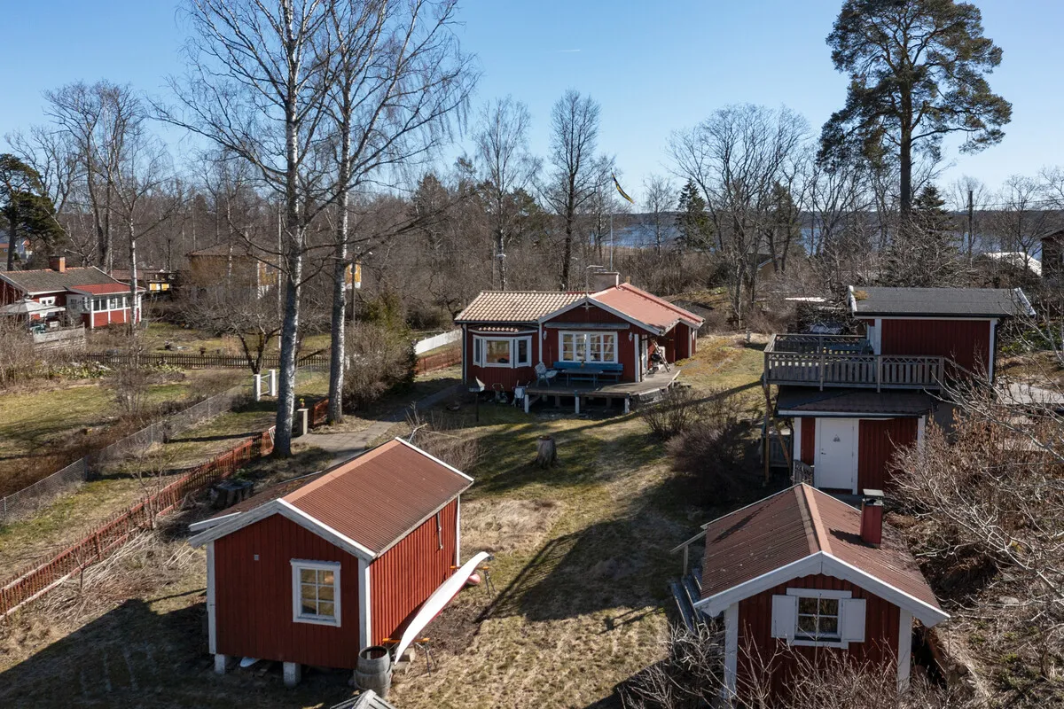 1930s Swedish Country House with Lakeside Views and Expansive Garden - Image 3