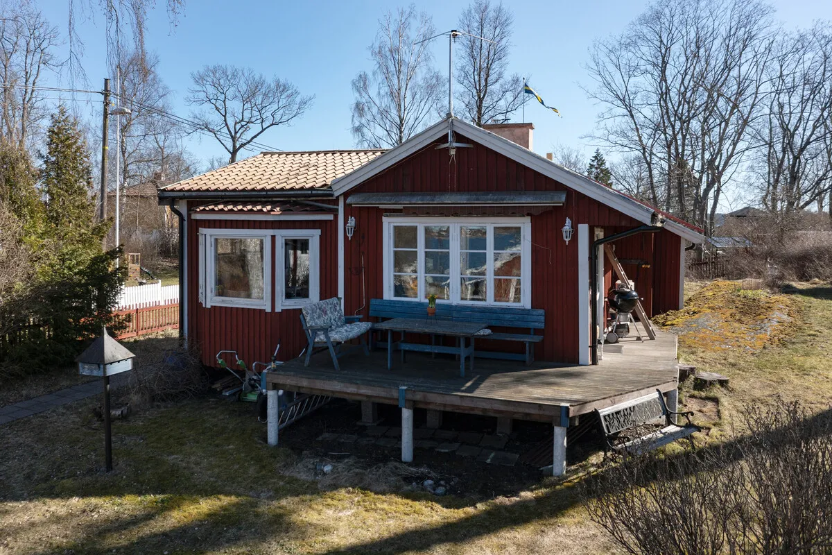 1930s Swedish Country House with Lakeside Views and Expansive Garden - Image 4