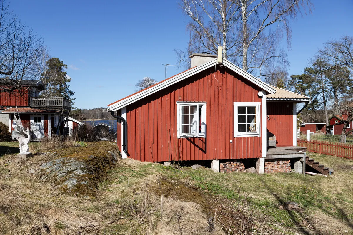 1930s Swedish Country House with Lakeside Views and Expansive Garden - View image 8 of 35