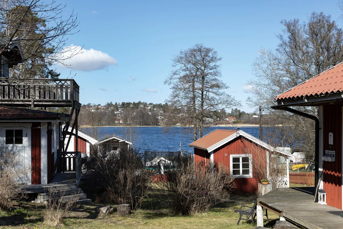 1930s Swedish Country House with Lakeside Views and Expansive Garden - View image 9 of 35