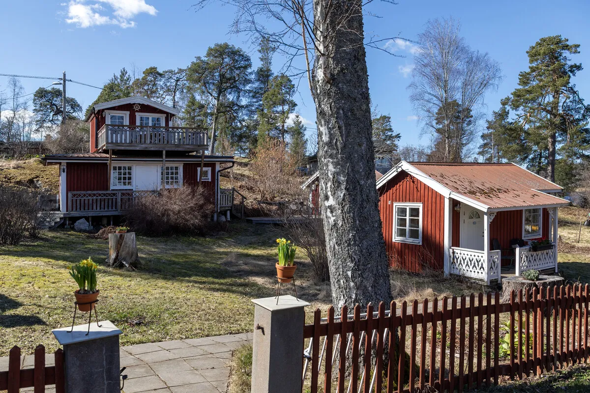 1930s Swedish Country House with Lakeside Views and Expansive Garden - View image 10 of 35