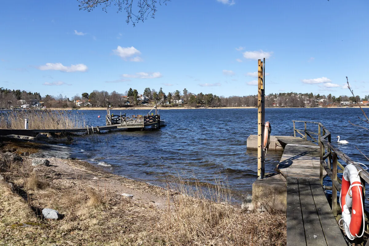 1930s Swedish Country House with Lakeside Views and Expansive Garden - View image 13 of 35