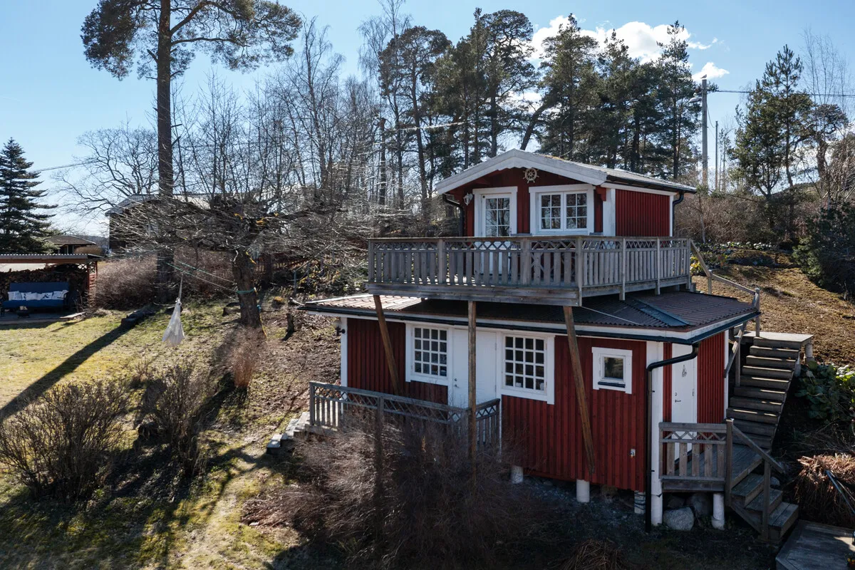 1930s Swedish Country House with Lakeside Views and Expansive Garden - View image 25 of 35