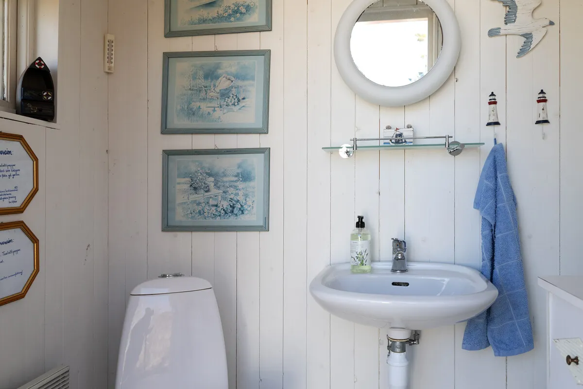 1930s Swedish Country House with Lakeside Views and Expansive Garden - View image 28 of 35