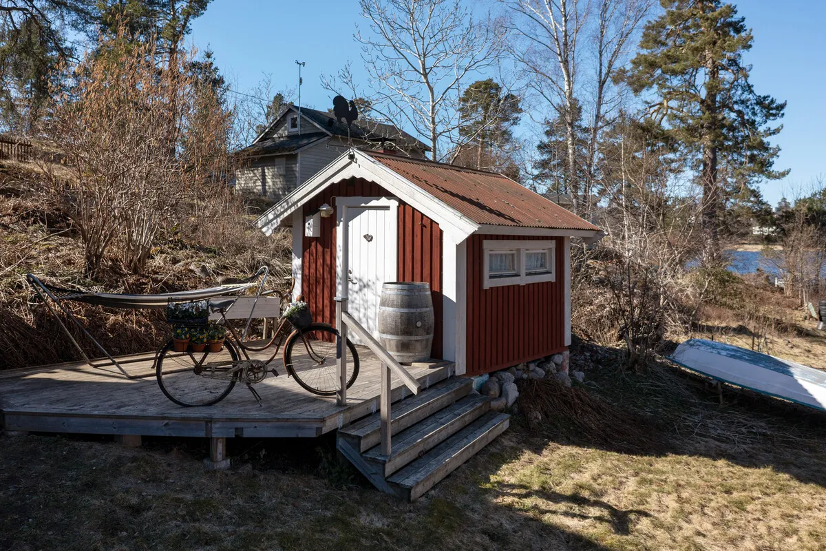 1930s Swedish Country House with Lakeside Views and Expansive Garden - View image 29 of 35