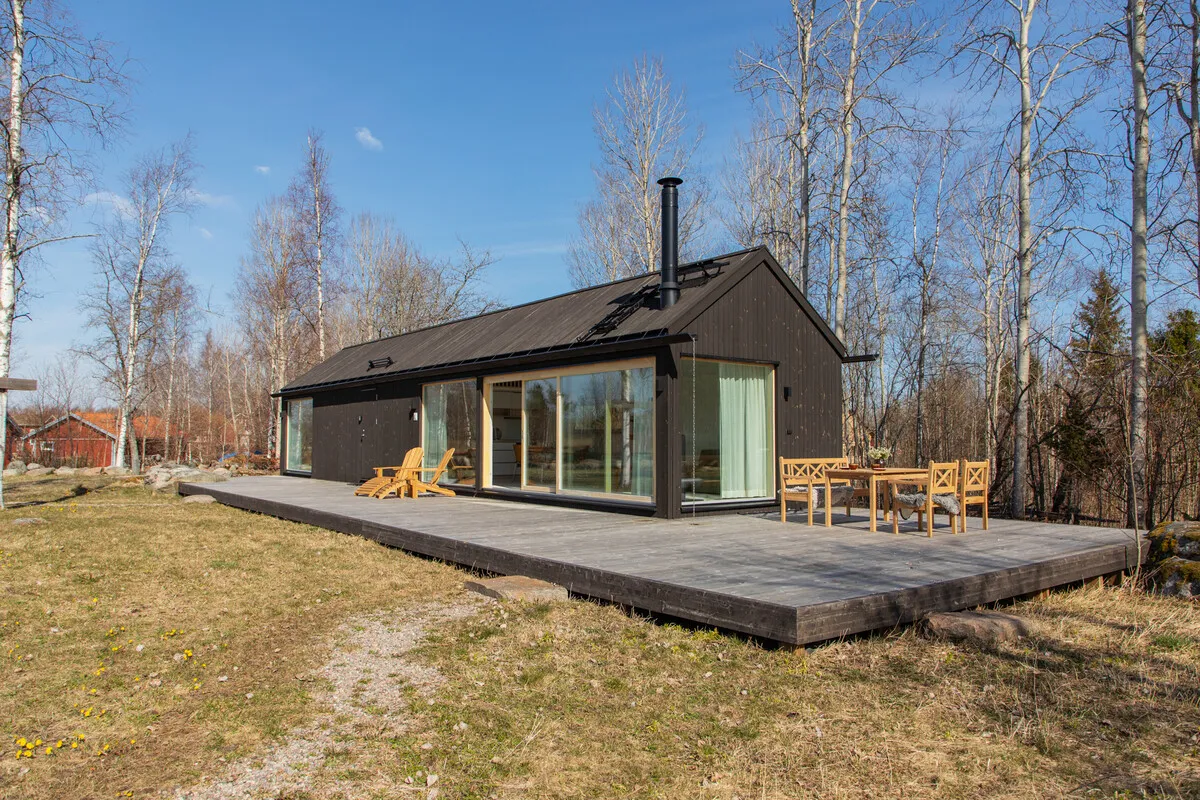 Contemporary 2-Bedroom House with Expansive Garden in Scenic Swedish Countryside - Image 1