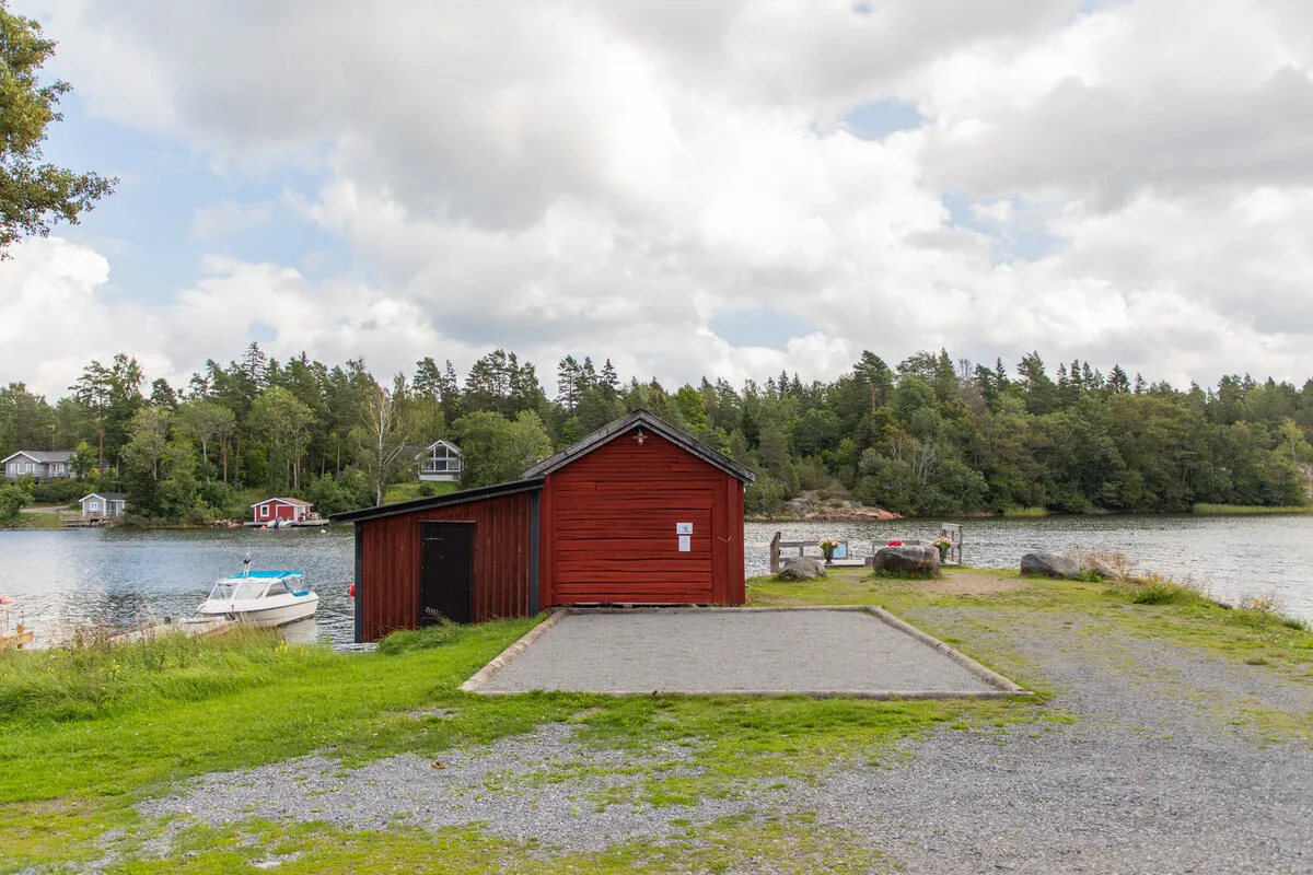 Contemporary 2-Bedroom House with Expansive Garden in Scenic Swedish Countryside - View image 35 of 41