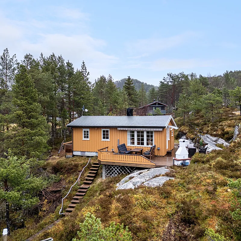 1980s Two-Bedroom Cabin with Terrace in Scenic Foldfjorden, Norway